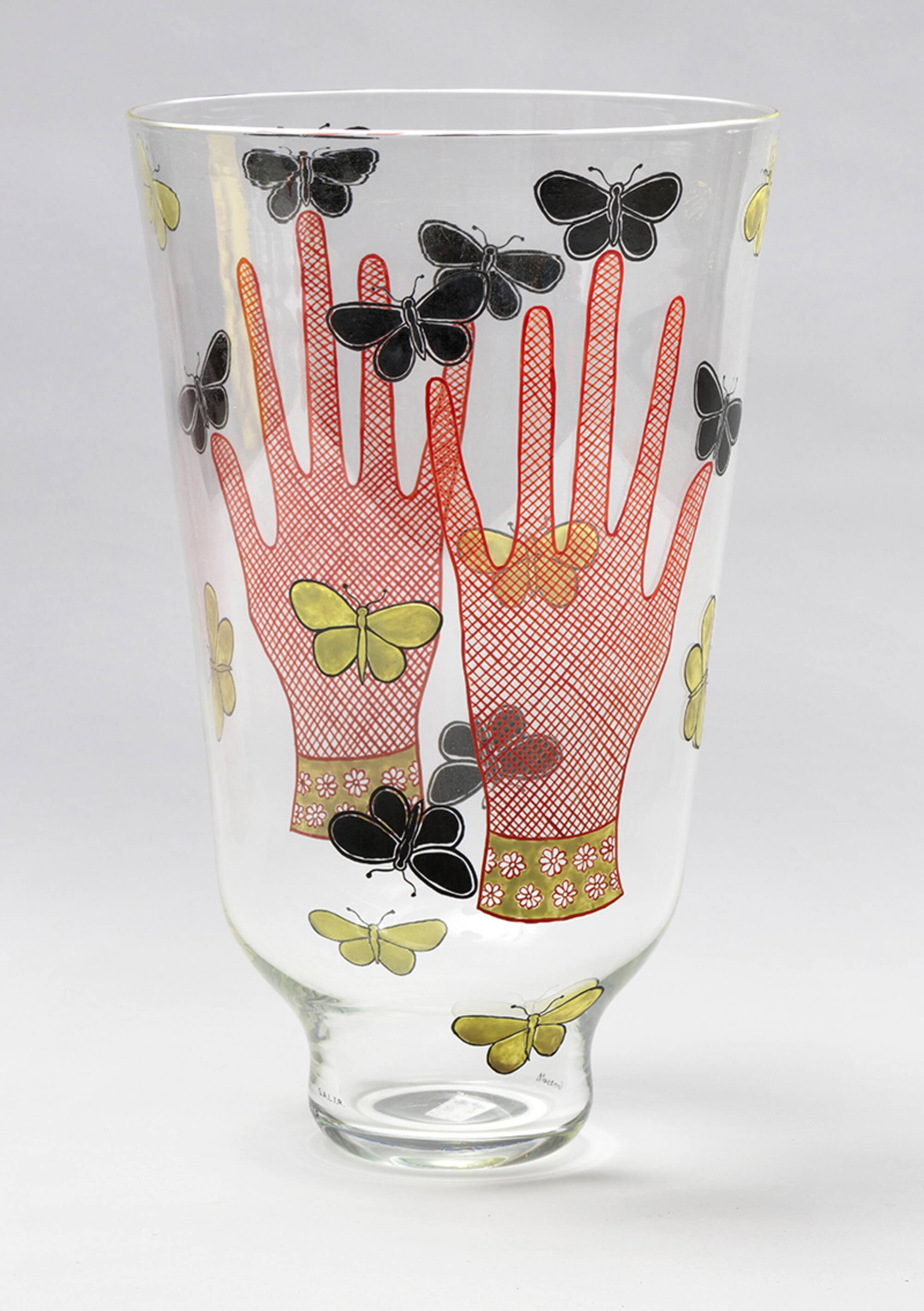 Vleien veel plezier antenne 49: PIERO FORNASETTI, Hands and Butterflies vase < Modern Art & Design, 28  February 2021 < Auctions | Los Angeles Modern Auctions (LAMA)